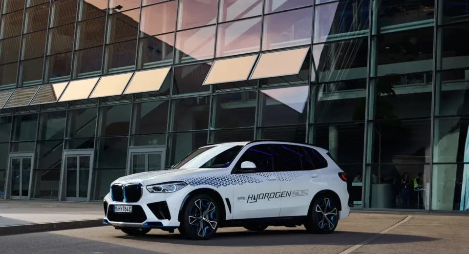 BMW WILL LAUNCH THE FIRST HYDROGEN-POWERED PRODUCTIONMODEL IN 2028 (1)