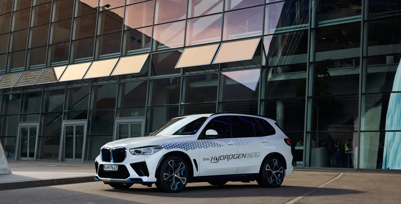 BMW WILL LAUNCH THE FIRST HYDROGEN-POWERED PRODUCTIONMODEL IN 2028 (1)